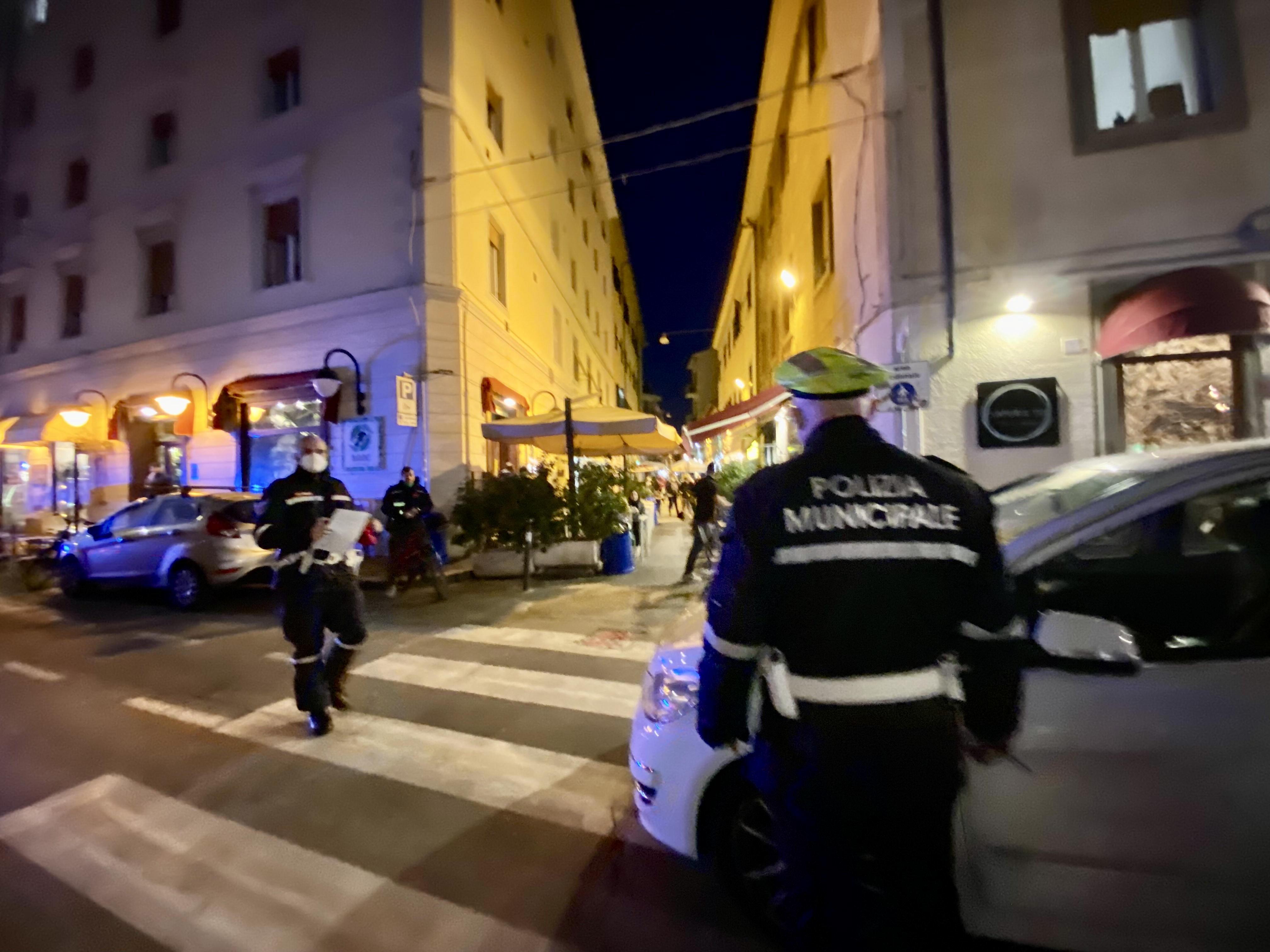 Due agenti della polizia municipale (foto d'archivio)
