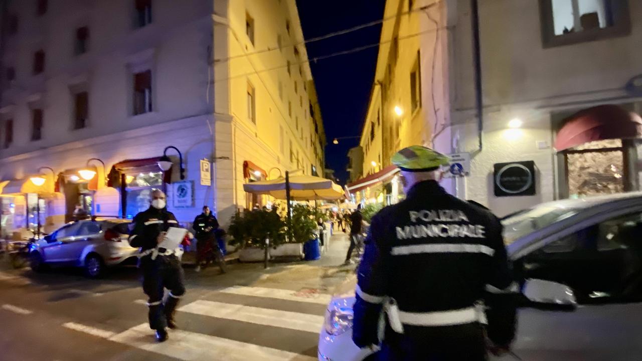 Due agenti della polizia municipale (foto d'archivio)