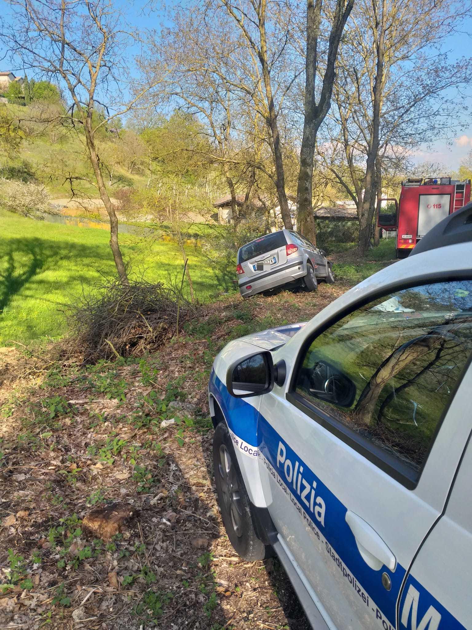 L'auto dell'anziano fuori strada
