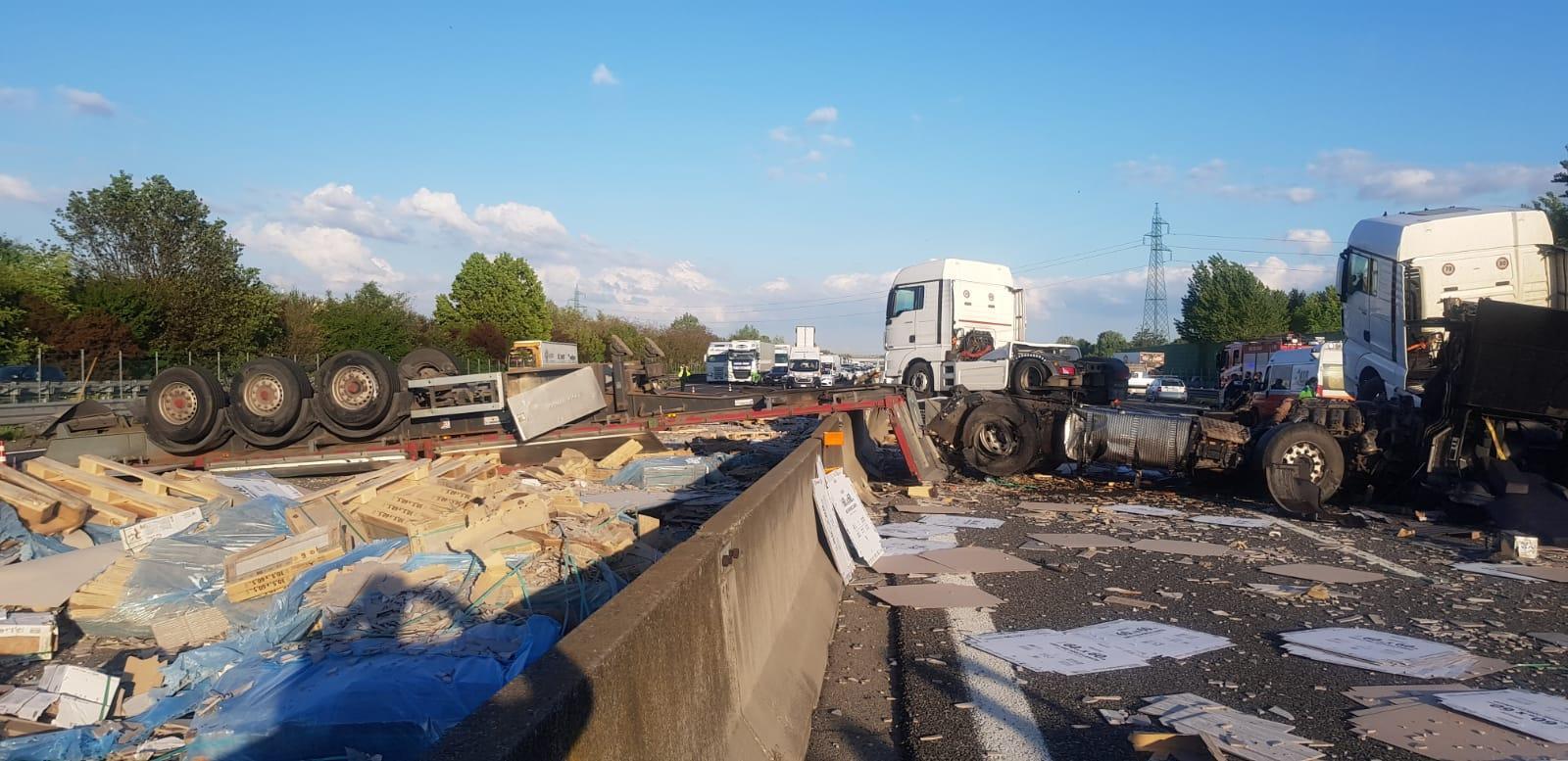 Modena Sud: tir salta corsia e si schianta con  altri camion: cinque feriti.  
