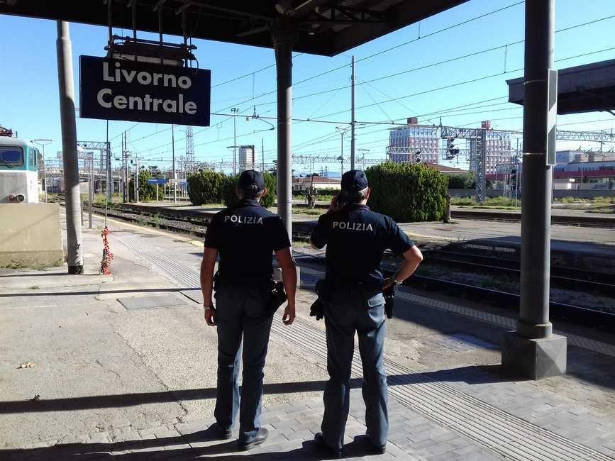 Due agenti della polfer in stazione
