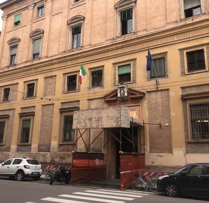 Campogalliano. Tenta di uccidere una ragazza a coltellate 