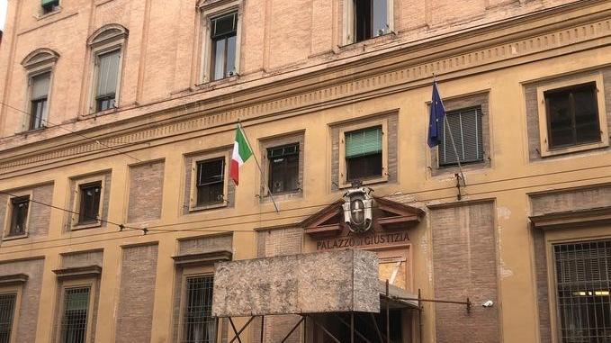 Campogalliano. Tenta di uccidere una ragazza a coltellate