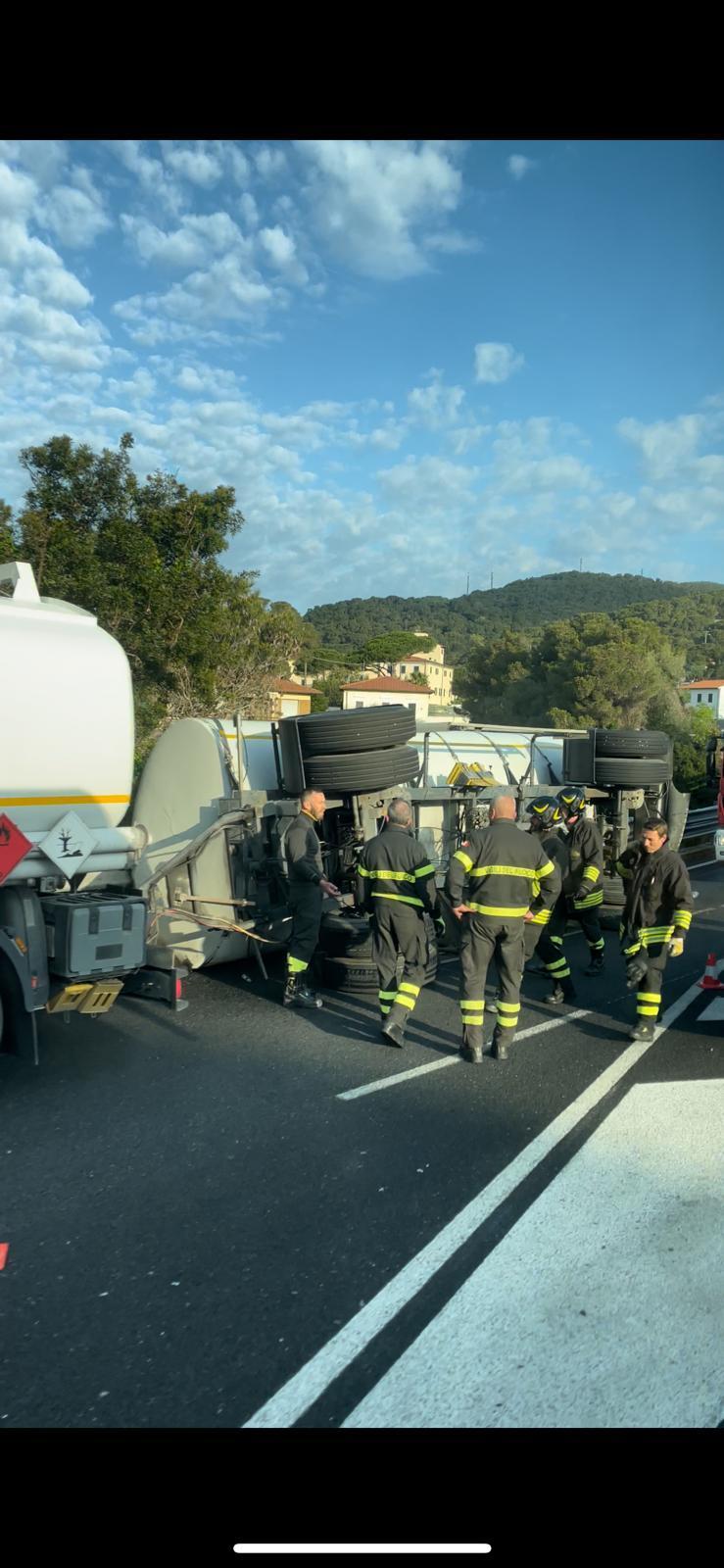 Quercianella, perde il controllo del camion e si ribalta con la parte posteriore - Video