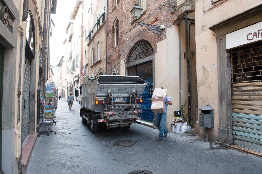 Tariffe dei rifiuti a Lucca, ecco quanto si pagherà: gli aumenti maggiori per le aziende 