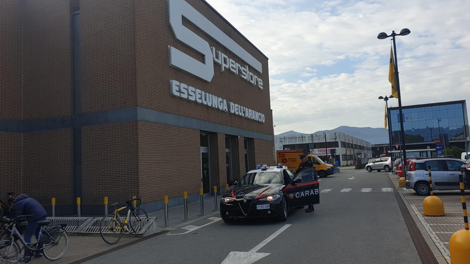 Ruba all'Esselunga e aggredisce carabiniere: arrestata