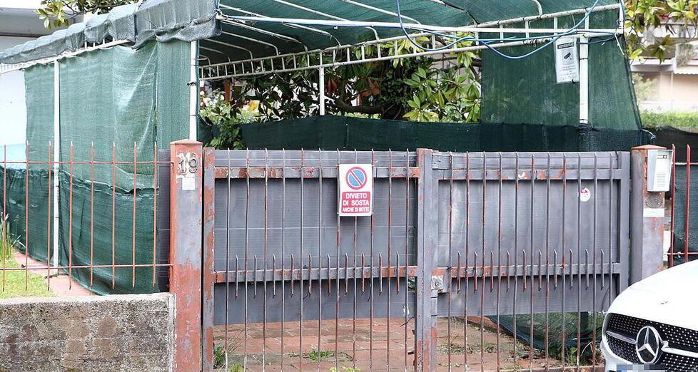 L’ingresso del club, ora chiuso, a Marina di Massa