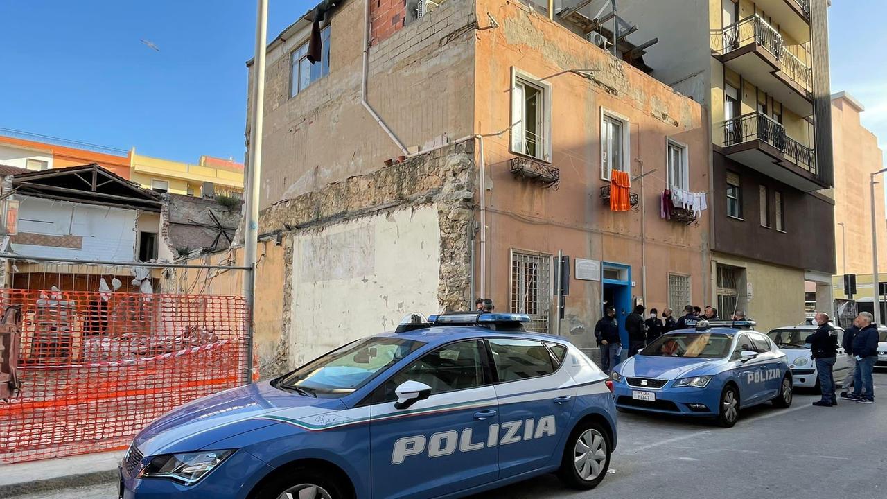 Cagliari, casa fatiscente abitata da sbandati sgomberata dalla polizia