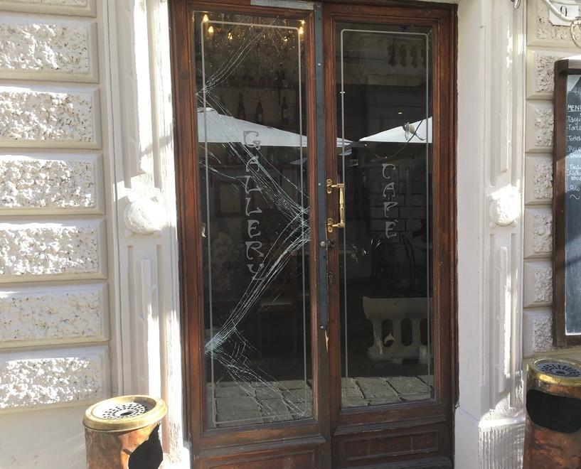 Grosseto, spaccano vetro e porta al Gallery: due furti in 7 giorni 