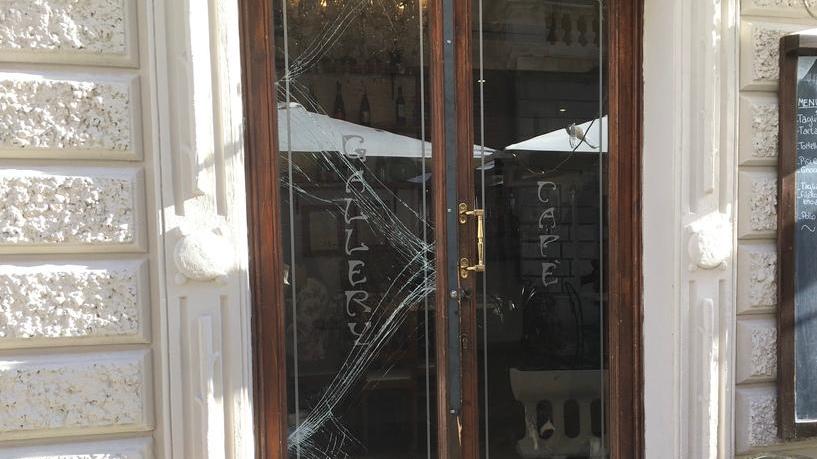Grosseto, spaccano vetro e porta al Gallery: due furti in 7 giorni