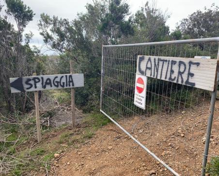 la recinzione lungo il sentiero di Capo Poro