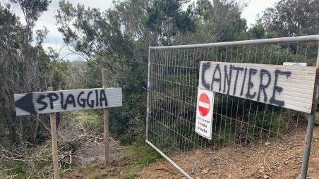 la recinzione lungo il sentiero di Capo Poro