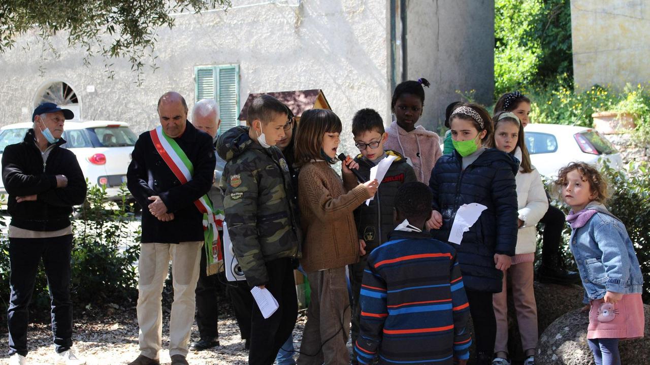 I bambini protagonisti della cerimonia per la Festa della Liberazione 2022 a Sassetta