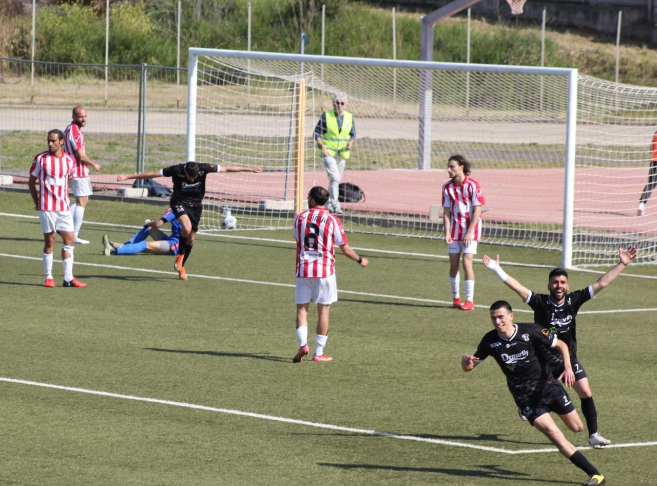 La festa dei giocatori dell'Ossese dopo l'illusorio gol del 2-0