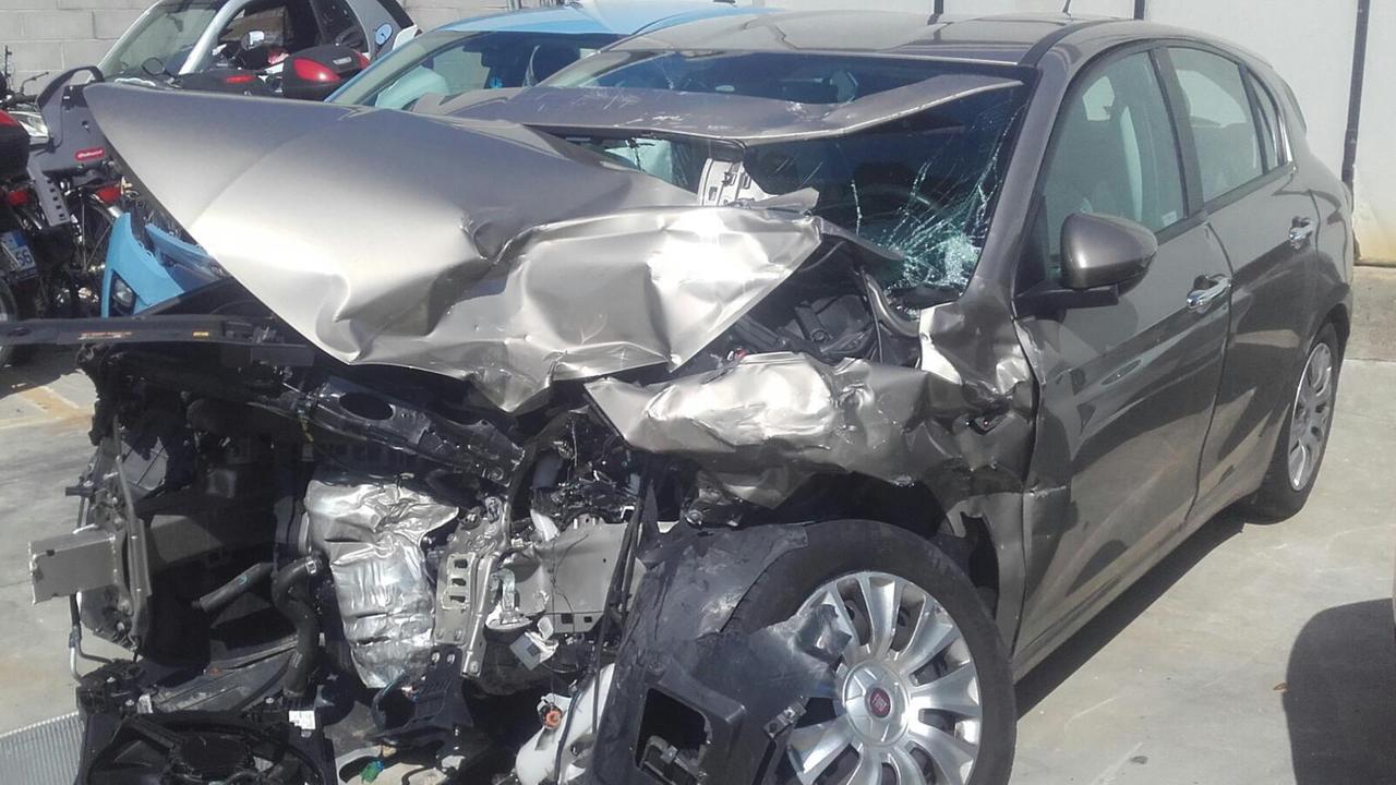 Una delle auto distrutte