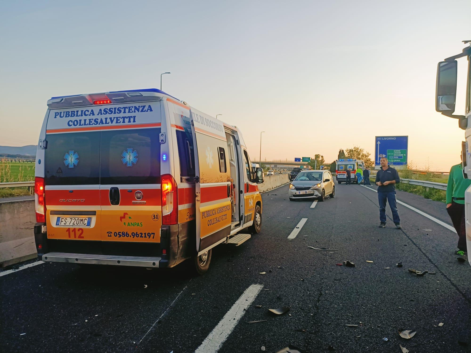 L'ambulanza della Pubblica assistenza di Collesalvetti sulla Fi-Pi-Li