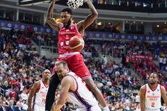 Mikael Hopkins a canestro all'Ulker Arena