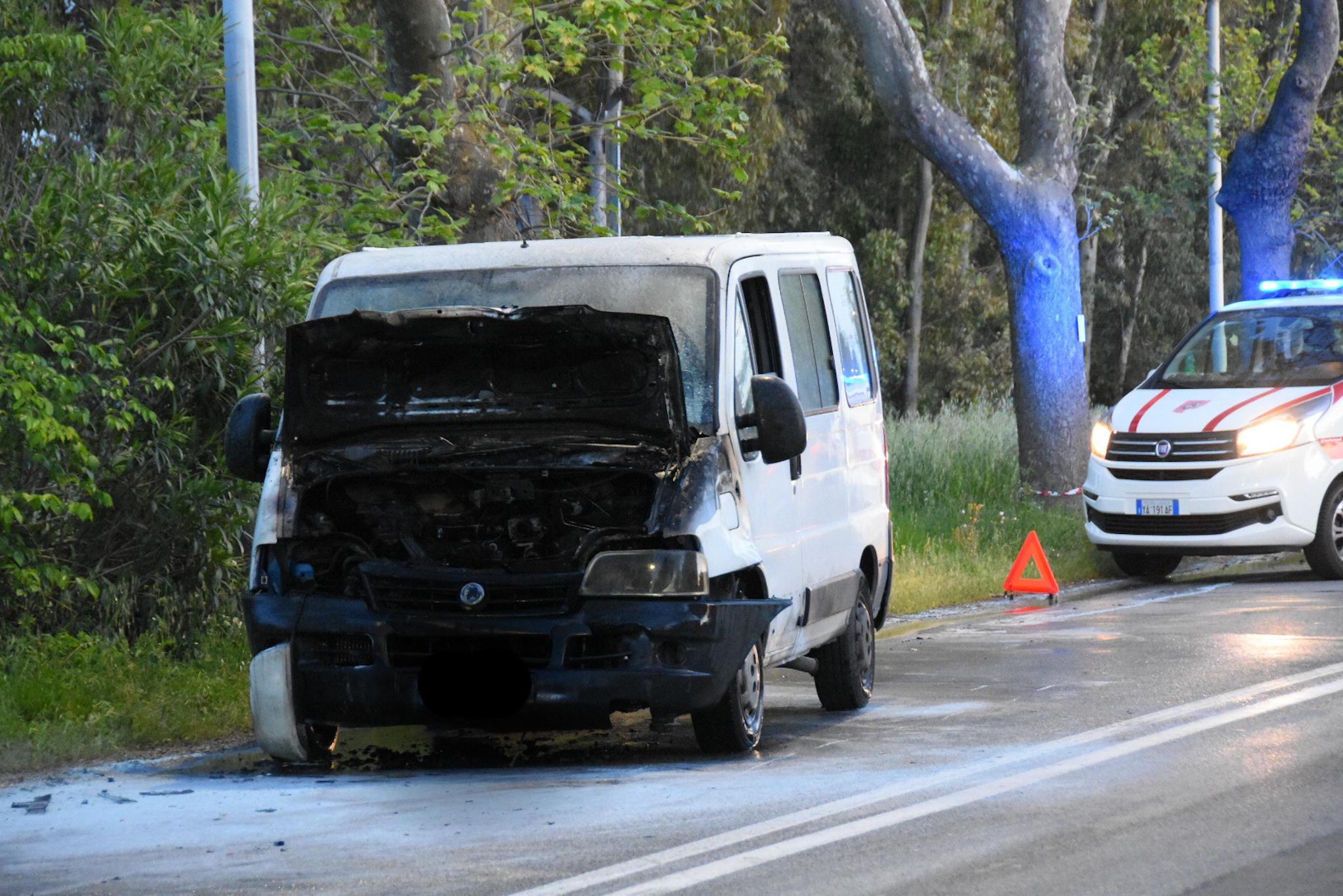Il furgone andato a fuoco (foto agenzia Bf)
