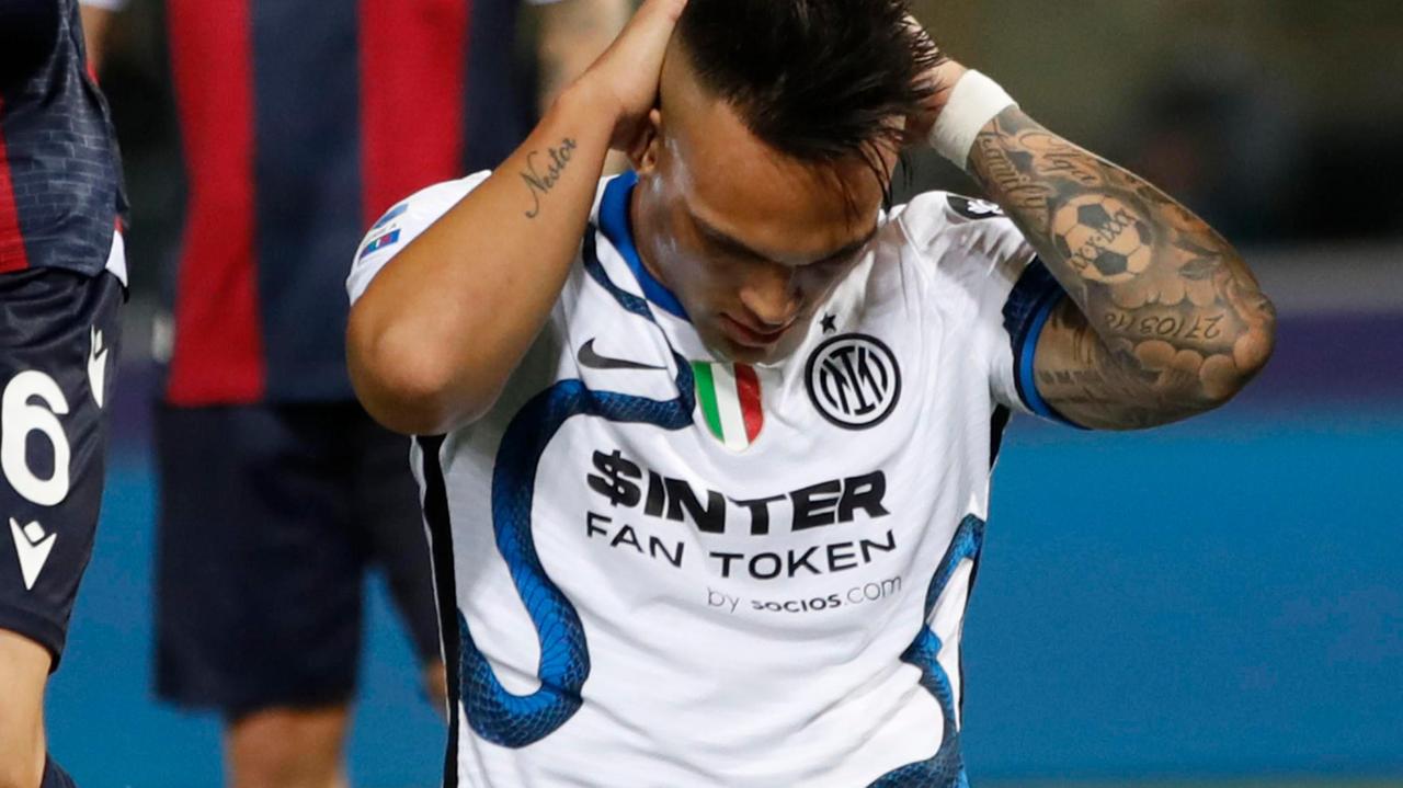 La disperazione dell'attaccante dell'Inter, Lautaro Martinez, al termine della partita vinta dal Bologna contro i nerazzurri (Foto Ansa/Elisabetta Baracchi)