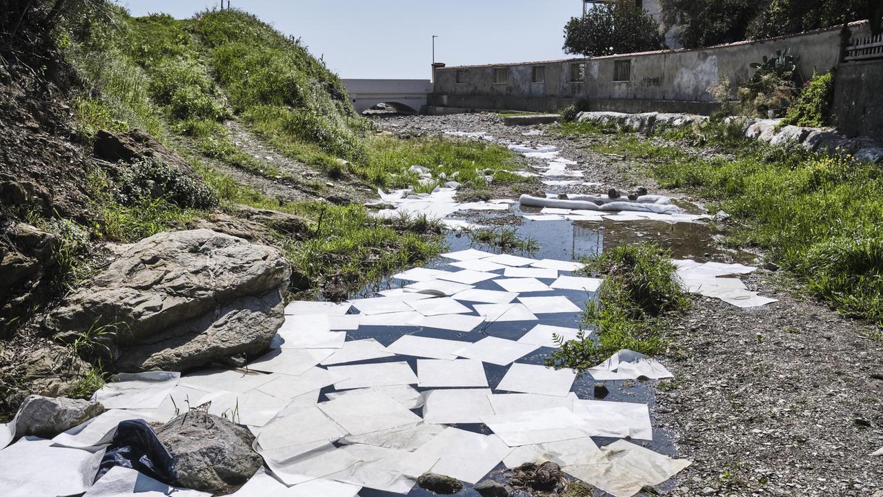 Il gasolio nel fosso che sfocia in mare e i panni assorbenti