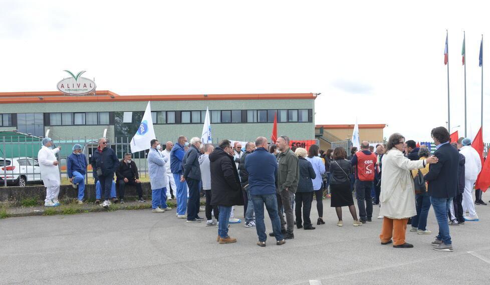 Lavoratori, sindacalisti e politici davanti allo stabilimento Alival martedì scorso