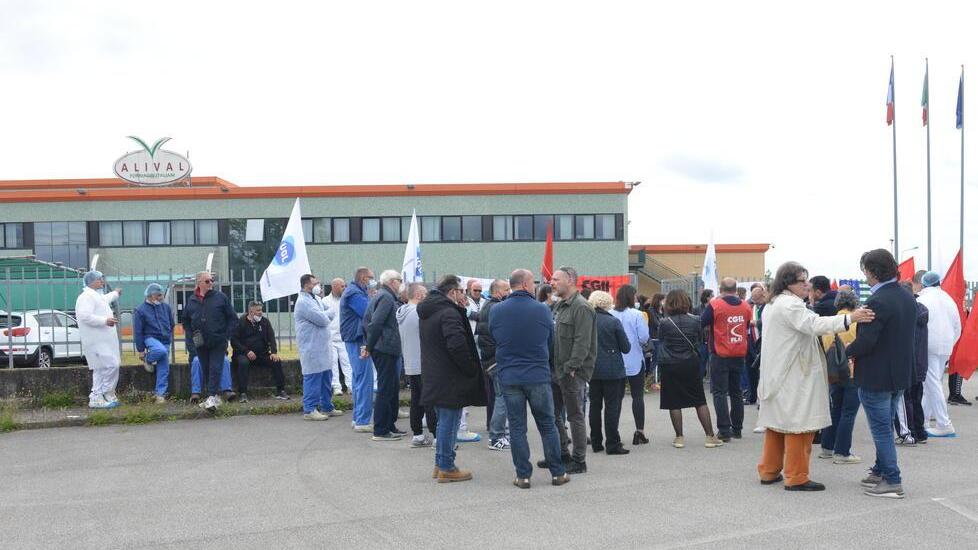 Lavoratori, sindacalisti e politici davanti allo stabilimento Alival martedì scorso