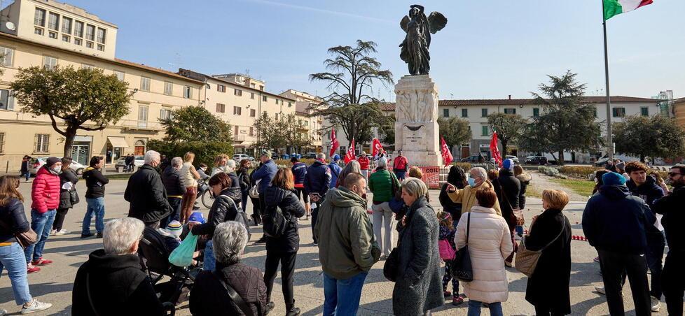 Una manifestazione di protesta in piazza della Vittoria per la chiusura della piscina comunale