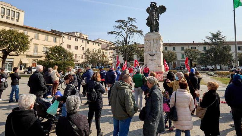 Una manifestazione di protesta in piazza della Vittoria per la chiusura della piscina comunale