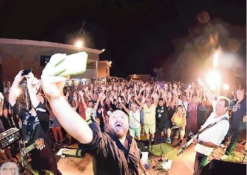 Un concerto dal vivo a Piombino