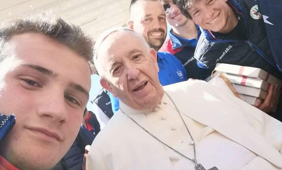 La Nazionale elbana “gioca” a San Pietro, a Papa Francesco la maglia numero 10