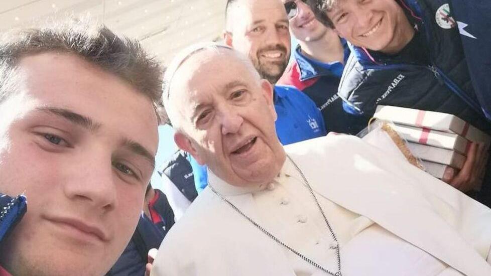 La Nazionale elbana “gioca” a San Pietro, a Papa Francesco la maglia numero 10
