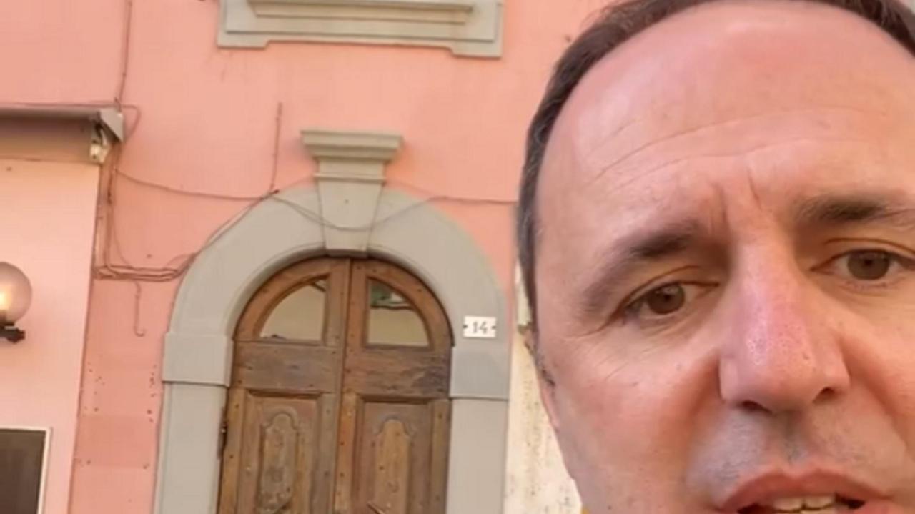 Un frame del video di Marco Landi in cui si documenta la sparizione (a sinistra del portone) della targa della Lega