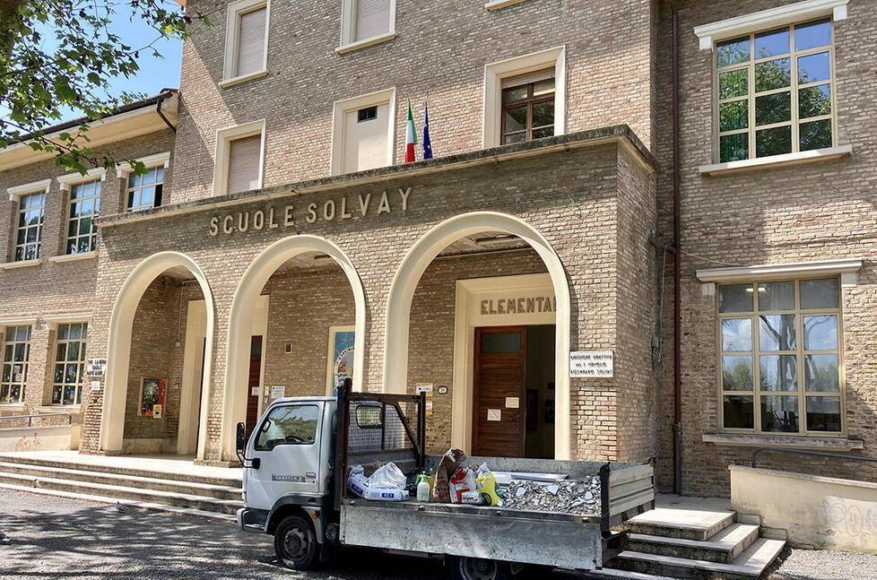 Riaprono le scuole Giamburrasca e Solvay dopo la caduta dell’intonaco al piano terra 