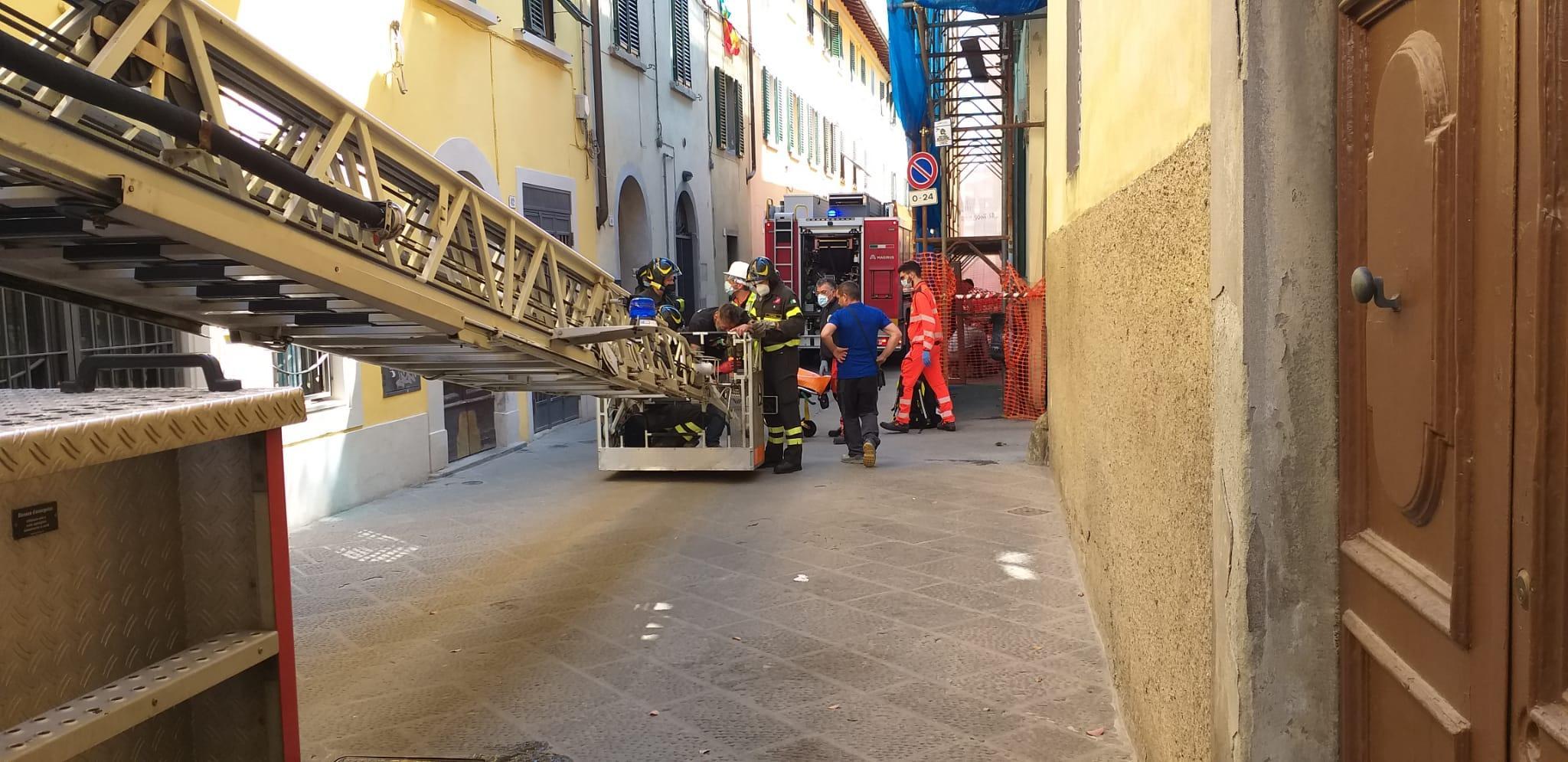Pistoia, si sente male mentre è sul ponteggio: operaio soccorso dai pompieri 