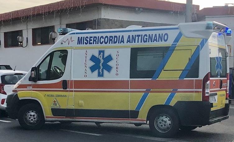 Un'ambulanza della Misericordia di Antignano (foto d'archivio)