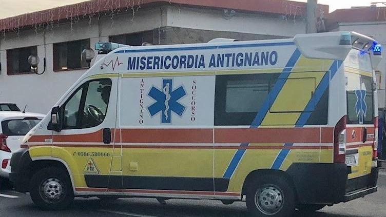 Un'ambulanza della Misericordia di Antignano (foto d'archivio)