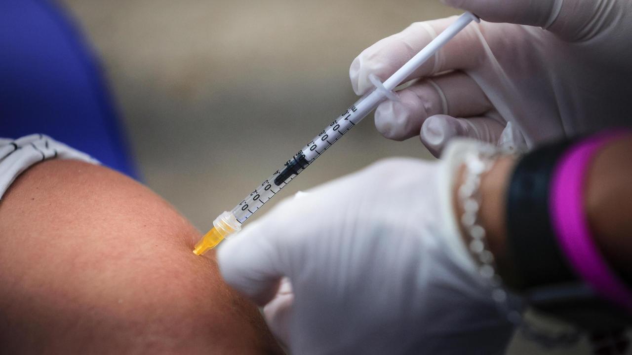 Vaccini, l'Aou di Sassari: al via le quarte dosi per over 80 e fragili