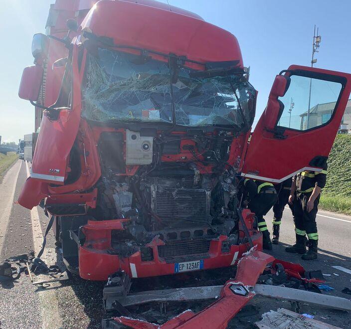 Fiorano, tamponamento tra camion: autista schiacciato nella cabina 