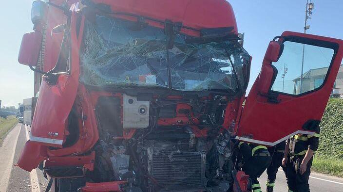 Fiorano, tamponamento tra camion: autista schiacciato nella cabina
