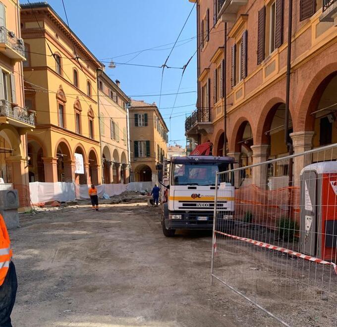 Modena, cavo danneggiato, centro senza elettricità 