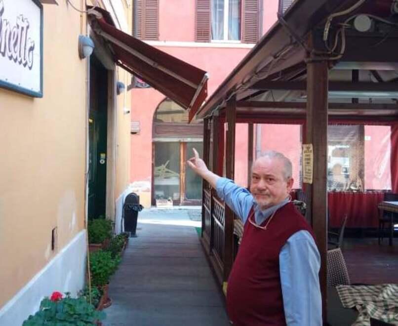 Modena, baby gang spadroneggia al ristorante di notte: danni, sporco, minacce 