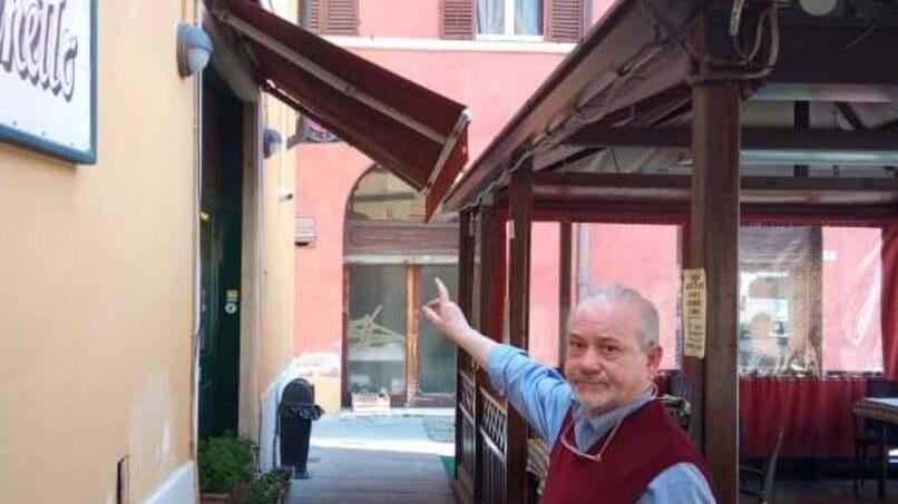 Modena, baby gang spadroneggia al ristorante di notte: danni, sporco, minacce