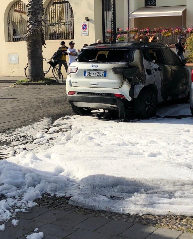 Alghero, attentato in pieno giorno: Suv incendiato ai Bastioni 