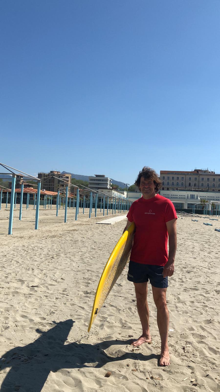 Giampaolo Mano con la sua tavola da surf