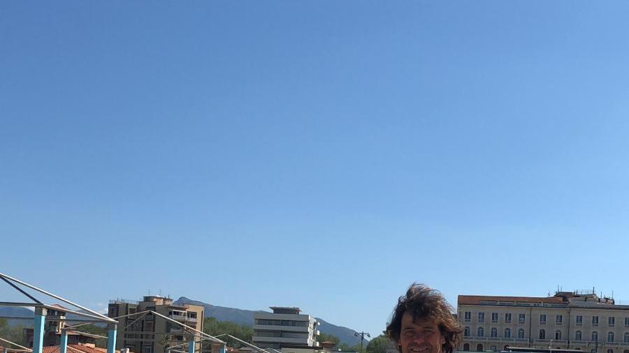 Giampaolo Mano con la sua tavola da surf