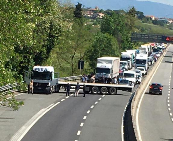 Autista si sente male alla guida e il suo camion sbarra il passaggio sulla Fi-Pi-Li
