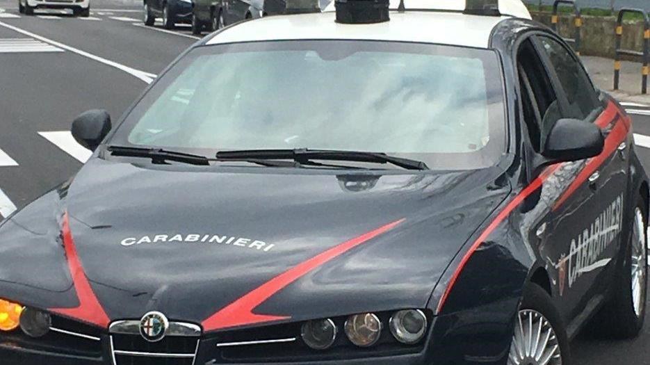 Due rapinatori strappano la fede nuziale a un passante: uno finisce in manette, l'altro scappa