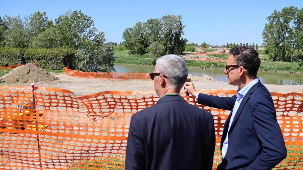 Strisce illuminate al passaggio pedonale e il led rosso “avverte” di rallentare