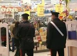 Picchia un vigilante nel tentativo di rubare un paio di scarpe