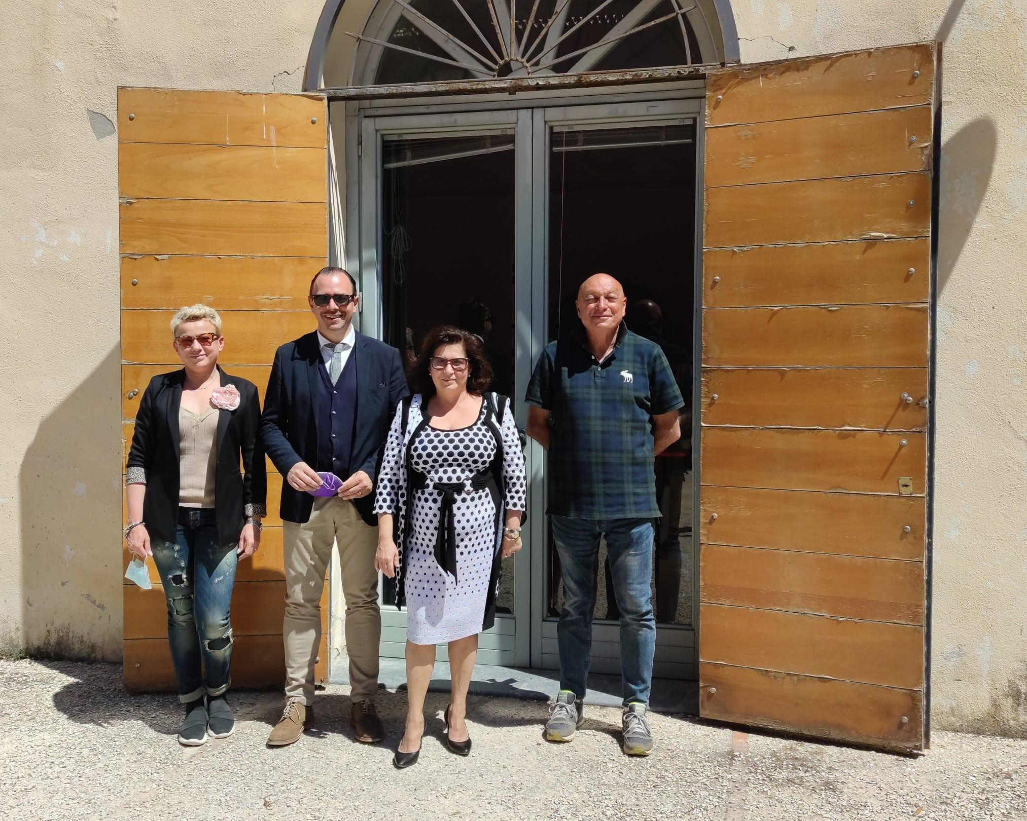 Al centro il sindaco Andrea Benini e la prefetta Paola Berardino, ai lati due volontari